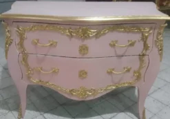 Casa Padrino Barock Kommode mit 2 Schubladen Rosa / Gold - Handgefertigte Massivholz Kommode im Barockstil - Schlafzimmer Möbel im Barockstil - Barock Möbel - Barock Einrichtung - Edel & Prunkvoll