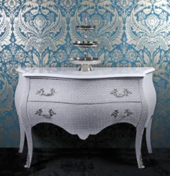 Casa Padrino Barock Kommode Weiß Glitzerlook 120cm - Handgefertigtes Luxusmöbel im Antik Stil