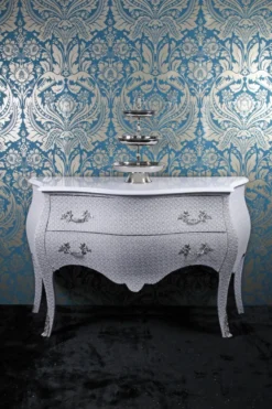 Casa Padrino Barock Kommode Weiß Glitzerlook 120cm - Handgefertigtes Luxusmöbel im Antik Stil