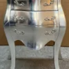 Casa Padrino Barock Nachtkommode Silber - Handgefertigte Barockstil Kommode mit 3 Schubladen - Barock Möbel - Schlafzimmer Möbel im Barockstil - Edel & Prunkvoll