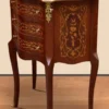 Casa Padrino Barock Nachtkommode Dunkelbraun Intarsien / Gold - Handgefertigte Massivholz Kommode im Barockstil - Antik Stil Nachttisch - Beistelltisch mit 3 Schubladen - Barock Möbel