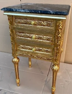 Casa Padrino Barock Nachtkommode Gold / Schwarz - Prunkvolle Barockstil Kommode mit 3 Schubladen und Marmorplatte - Barock Möbel - Schlafzimmer Möbel im Barockstil