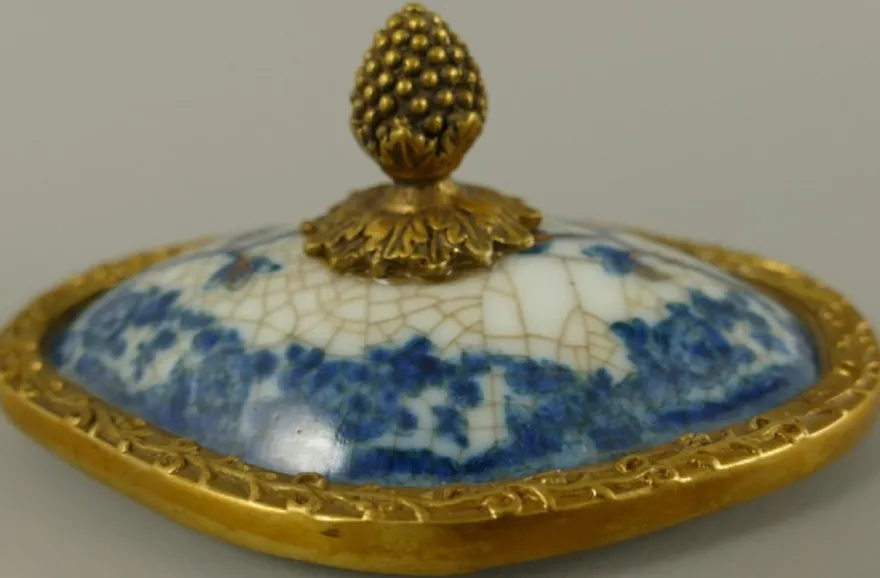 Casa Padrino Barock Porzellan Zuckerdose mit Deckel Creme / Blau / Messing 11 x 8 x H. 8 cm - Barock Porzellan Deko Accessoires