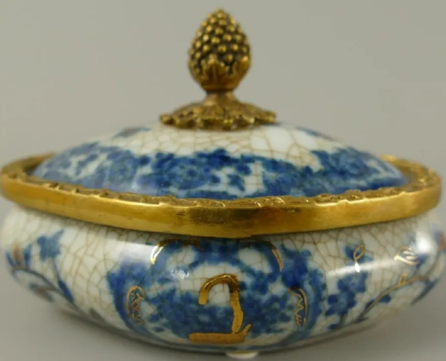 Casa Padrino Barock Porzellan Zuckerdose mit Deckel Creme / Blau / Messing 11 x 8 x H. 8 cm - Barock Porzellan Deko Accessoires