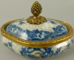 Casa Padrino Barock Porzellan Zuckerdose mit Deckel Creme / Blau / Messing 11 x 8 x H. 8 cm - Barock Porzellan Deko Accessoires