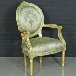 Casa Padrino Barock Salon Stuhl Medaillon Mod2 mit Armlehnen Hellgrün / Gold - Antikstil Stuhl - 65 x 65 x 100 cm