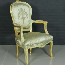 Casa Padrino Barock Salon Stuhl Medaillon Mod1 mit Armlehnen Hellgrün / Gold - Antikstil Stuhl - 67 x 68 x 98 cm