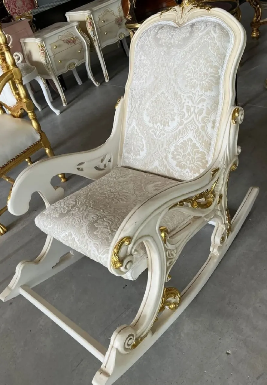 Casa Padrino Barock Schaukelsessel Silber / Beige / Creme / Weiß / Gold - Handgefertigter Schaukelstuhl mit Armlehnen und Fußstütze - Barock Möbel - Wohnzimmer Möbel im Barockstil
