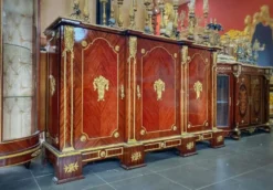 Casa Padrino Barock Schrank Braun / Gold / Creme - Barock Massivholz Wohnzimmer Sideboard mit 3 Türen - Barock Büro Schrank - Barock Möbel - Barock Einrichtung - Barockstil Wohnzimmer & Büro Möbel