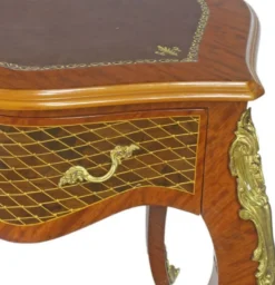 Casa Padrino Barock Schreibtisch Braun / Messingfarben 160 x 70 x H. 80 cm - Handgefertigter Massivholz Bürotisch mit 3 Schubladen und massiven Metallapplikationen - Barock Büro Möbel
