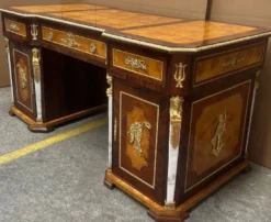 Casa Padrino Barock Schreibtisch Braun / Hellbraun / Weiß / Gold - Handgefertigter Barockstil Massivholz Bürotisch - Büro Möbel im Barockstil - Barock Möbel
