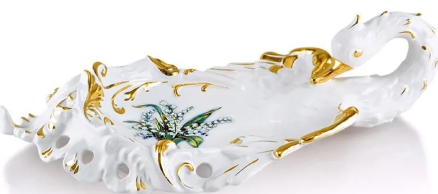 Casa Padrino Barock Serviertablett Schwan mit Lilien Weiß / Gold / Mehrfarbig 54 x 30 x H. 16 cm - Handbemaltes Keramik Tablett im Barockstil