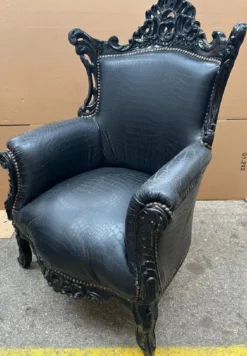 Casa Padrino Barock Sessel Al Capone Schwarz - Handgefertigter Antik Stil Wohnzimmer Sessel mit edlem Kunstleder in Kroko Optik - Barock Wohnzimmer Möbel