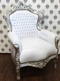 Casa Padrino Barock Sessel King Weiß/Silber aus Massivholz in Lederoptik - 120 x 85 x 85 cm