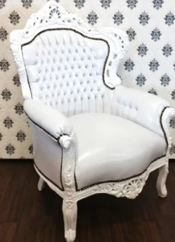 Casa Padrino Barock Sessel King Weiß / Weiß Lederoptik mit Glitzersteinen - 85 x 85 x 120 cm