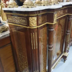 Casa Padrino Barock Sideboard Braun / Gold / Weiß - Handgefertigter Barockstil Massivholz Schrank mit Marmorplatte - Wohnzimmer Möbel im Barockstil - Antik Stil Möbel - Barock Möbel