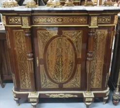 Casa Padrino Barock Sideboard Braun / Gold / Weiß - Handgefertigter Barockstil Massivholz Schrank mit Marmorplatte - Wohnzimmer Möbel im Barockstil - Antik Stil Möbel - Barock Möbel