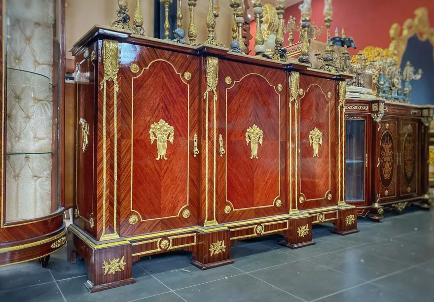 Casa Padrino Barock Sideboard Braun / Gold / Cremefarben - Handgefertigter Massivholz Schrank mit 3 Türen und Marmorplatte - Barock Wohnzimmer Möbel