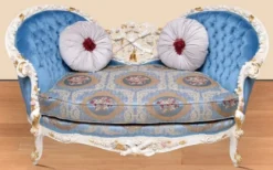Casa Padrino Barock Sofa Blau Muster / Weiß / Gold - Handgefertigtes Wohnzimmer Sofa im Barockstil - Prunkvolle Barock Wohnzimmer Möbel