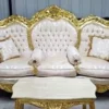 Casa Padrino Barock Sofa Creme Muster / Gold - Prunkvolles Wohnzimmer Sofa mit elegantem Muster und Glitzersteinen - Wohnzimmer Möbel im Barockstil - Barock Möbel - Edel & Prunkvoll