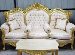 Casa Padrino Barock Sofa Creme Muster / Gold - Prunkvolles Wohnzimmer Sofa mit elegantem Muster und Glitzersteinen - Wohnzimmer Möbel im Barockstil - Barock Möbel - Edel & Prunkvoll
