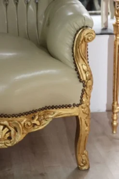 Casa Padrino Barock Sofa Garnitur Master Creme Lederoptik Gold mit Bling Bling Steinen 180 x 125 x 81 cm