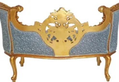 Casa Padrino Barock Sofa Hellblau / Gold - Prunkvolles Wohnzimmer Sofa im Barockstil - Wohnzimmer Möbel im Barockstil - Barock Möbel - Barock Einrichtung