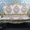 Casa Padrino Barock Sofa im italienischen Stil, Creme mit Goldmuster und Goldrahmen, 138 x 68 x 111 cm