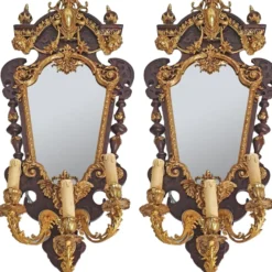 Casa Padrino Barock Spiegel Gold / Braun 85 x H. 160 cm - mit 3-flammigem Wandleuchter - Prunkvoller Wandspiegel im Barockstil - Antik Stil Garderoben Spiegel - Wohnzimmer Spiegel - Barock Möbel