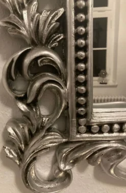 Casa Padrino Barock Spiegel Silber - Prunkvoller Wandspiegel mit eleganten Verzierungen - Barock Garderoben Spiegel - Barockstil Wandspiegel - Barock Möbel - Edel & Prunkvoll