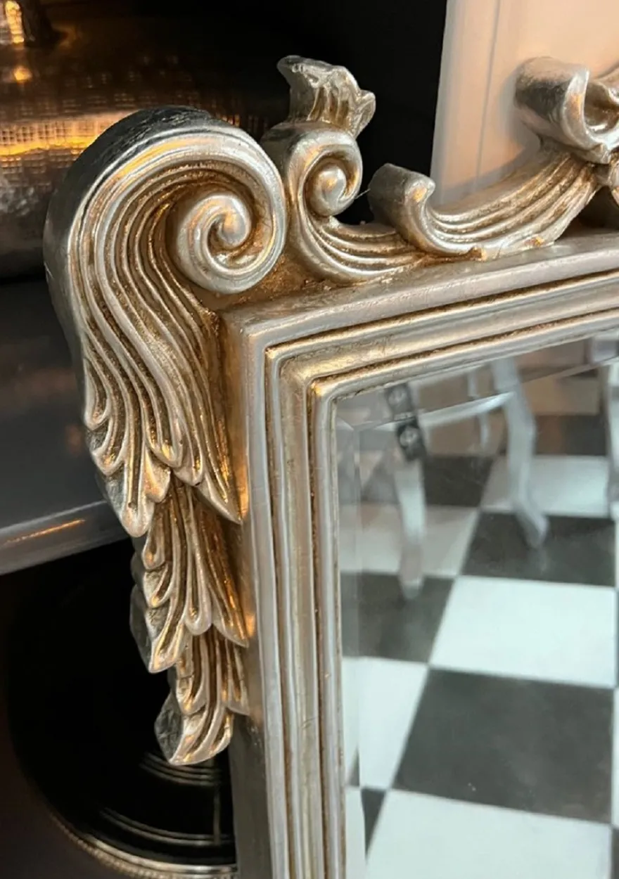 Casa Padrino Barock Spiegel Silber - Handgefertigter Wandspiegel mit eleganten Verzierungen - Prunkvoller Barockstil Wandspiegel - Barock Garderoben Spiegel - Barock Möbel - Edel & Prunkvoll