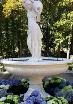 Casa Padrino Barock Springbrunnen Frau mit Krug Weiß Ø 150 x H. 235 cm - Prunkvoller Gartenbrunnen im Barockstil - Runder Gartendeko Stein Brunnen - Barock Garten Deko Accessoires
