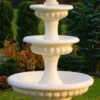 Casa Padrino Barock Springbrunnen mit 2 dekorativen Tauben Sandfarben Ø 120 x H. 186 cm - Prunkvoller Gartenbrunnen im Barockstil - Runder Gartendeko Stein Brunnen - Barock Garten Deko Accessoires