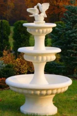 Casa Padrino Barock Springbrunnen mit 2 dekorativen Tauben Sandfarben Ø 120 x H. 186 cm - Prunkvoller Gartenbrunnen im Barockstil - Runder Gartendeko Stein Brunnen - Barock Garten Deko Accessoires