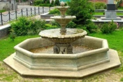 Casa Padrino Barock Springbrunnen mit Umrandung Antik Grau Ø 350 x H. 180 cm - Prunkvoller Barockstil Gartenbrunnen - Gartendeko Barock Brunnen - Barock Garten Deko Accessoires