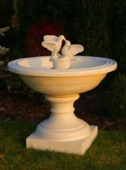 Casa Padrino Barock Springbrunnen mit dekorativen Tauben Beige Ø 102 x H. 110 cm - Prunkvoller Gartenbrunnen im Barockstil - Runder Gartendeko Stein Brunnen - Barock Garten Deko Accessoires