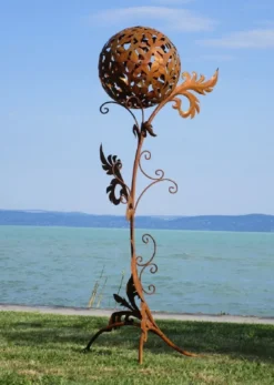 Casa Padrino Barock Stahl Garten Skulptur Säule mit Kugel Rostfarben 85 x 82 x H. 200 cm - Handgefertigte Wetterbeständige Garten Dekoration
