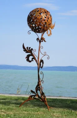Casa Padrino Barock Stahl Garten Skulptur Säule mit Kugel Rostfarben 85 x 82 x H. 200 cm - Handgefertigte Wetterbeständige Garten Dekoration