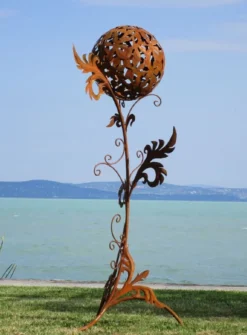 Casa Padrino Barock Stahl Garten Skulptur Säule mit Kugel Rostfarben 85 x 82 x H. 200 cm - Handgefertigte Wetterbeständige Garten Dekoration
