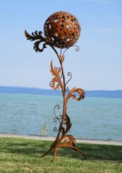 Casa Padrino Barock Stahl Garten Skulptur Säule mit Kugel Rostfarben 85 x 82 x H. 200 cm - Handgefertigte Wetterbeständige Garten Dekoration