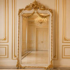 Casa Padrino Barock Standspiegel Weiß / Gold 115 x H. 220 cm - mit Blumenkorb Bekrönung - Handgefertigter Antik Stil Ganzkörperspiegel - Garderoben Spiegel - Schlafzimmer Spiegel - Barock Möbel