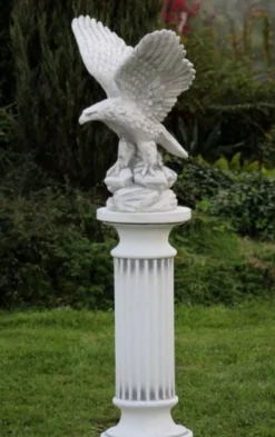 Casa Padrino Barock Säule mit Adler Weiß / Grau 60 x 40 x H. 134 cm - Prunkvolle Gartensäule im Barockstil - Gartendeko Stein Säule mit Skulptur - Barock Garten & Terrassen Deko Accessoires