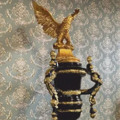 Casa Padrino Barock Säule mit Vase und Adler Schwarz / Gold H. 260 cm - Barock Möbel
