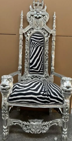 Casa Padrino Barock Thron Sessel Schwarz / Weiß / Silber - Prunkvoller Barockstil Königssessel mit edlem Samtstoff im Zebra Design - Barockstil Hochzeitssessel - Barock Riesensessel - Barock Möbel