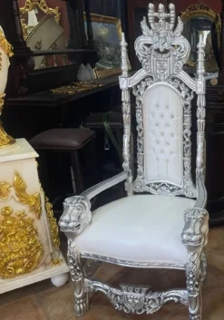 Casa Padrino Barock Thron Sessel mit Kunstleder und Glitzersteinen Weiß / Silber - Handgefertigter Königssessel - Hochzeitssessel - Riesensessel - Prunkvolle Barock Möbel