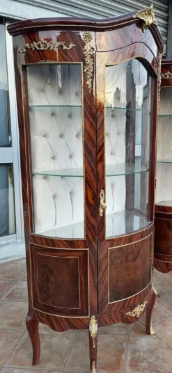 Casa Padrino Barock Vitrine Braun / Gold - Handgefertigter Massivholz Antik Stil Vitrinenschrank mit Glastür - Antik Stil Möbel - Barock Möbel - Wohnzimmer Möbel im Barockstil - Edel & Prunkvoll
