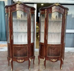 Casa Padrino Barock Vitrine Braun / Gold - Handgefertigter Massivholz Antik Stil Vitrinenschrank mit Glastür - Antik Stil Möbel - Barock Möbel - Wohnzimmer Möbel im Barockstil - Edel & Prunkvoll
