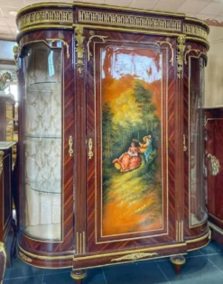 Casa Padrino Barock Vitrine Braun / Mehrfarbig / Gold - Handgefertigter Massivholz Vitrinenschrank mit 3 Türen - Barock Möbel - Edel & Prunkvoll