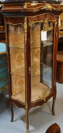 Casa Padrino Barock Vitrine Braun / Gold - Prunkvoller Barock Vitrinenschrank mit Glastür - Handgefertigte Barock Wohnzimmer Möbel