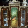 Casa Padrino Barock Vitrine Braun / Mehrfarbig / Gold - Handgefertigter Massivholz Antik Stil Vitrinenschrank mit 3 Türen - Barock Möbel - Antik Stil Möbel - Wohnzimmer Möbel im Barockstil